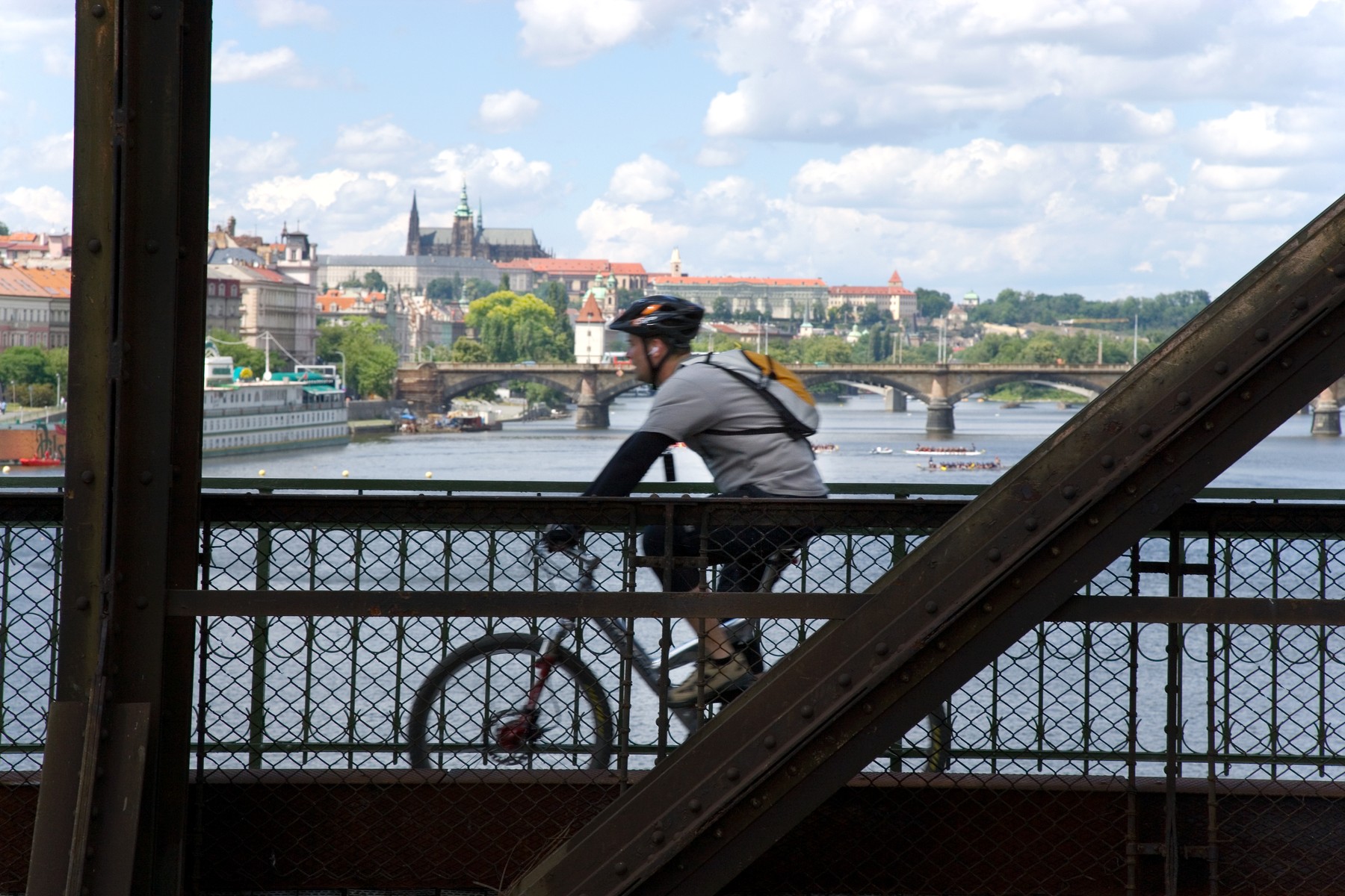 Prazsky hrad, Hradcany a reka Vltava ze zeleznicniho mostu, Praha, Ceska republika